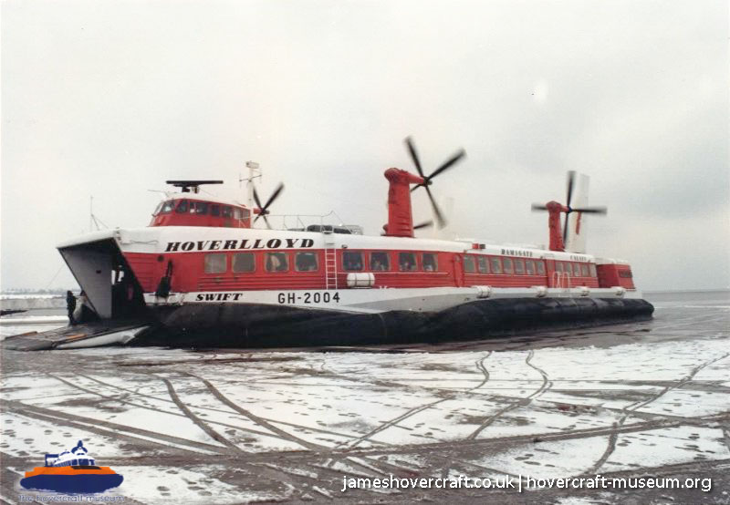 SRN4 at Pegwell Bay -   (The <a href='http://www.hovercraft-museum.org/' target='_blank'>Hovercraft Museum Trust</a>).